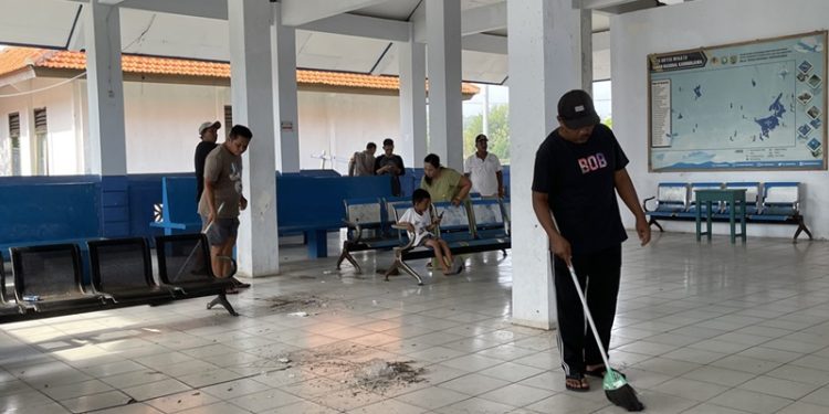 Pelabuhan Karimunjawa Kotor, Pemerintah Desa Gerak Cepat Bersihkan Sampah  