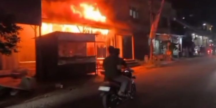 Rumah dan Konter Handphone di Jepara Ludes Terbakar, Kerugian Ditaksir Capai Rp200 Juta