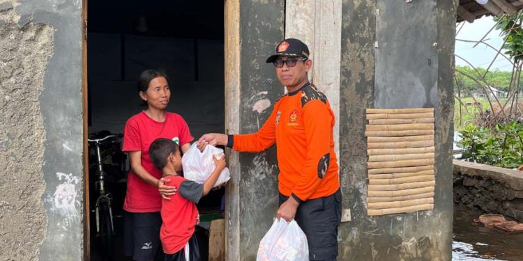 Desa Tunggulsari dan Dororejo Terdampak Banjir Rob, Lazisnu Tayu Salurkan Bantuan