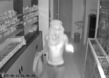 Maling Bertopeng Bobol Apotek di Kudus Terekam CCTV, Gondol Rp18 Juta