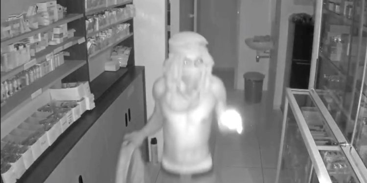 Maling Bertopeng Bobol Apotek di Kudus Terekam CCTV, Gondol Rp18 Juta