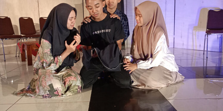 Memaknai Kerinduan pada Ayah dalam Pentas Teater Ismi SMKN Jateng di Pati