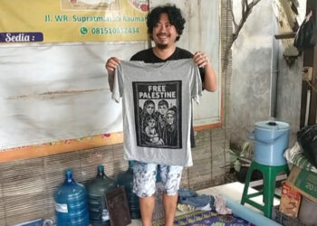 Peduli Palestina, Warga Pati Ini Jual Kaus Wood Block Printing Sambil Sedekah