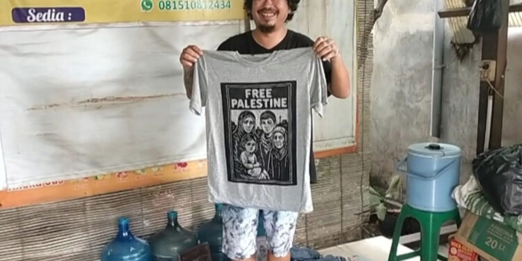 Peduli Palestina, Warga Pati Ini Jual Kaus Wood Block Printing Sambil Sedekah
