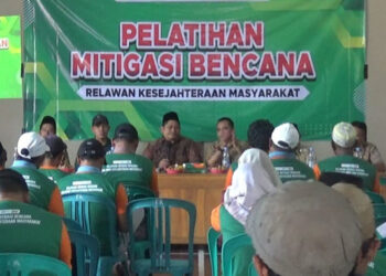 Ketua DPRD Demak Salurkan 150 Dump Truk Tanah untuk Tinggikan Jalan Terendam Banjir Rob