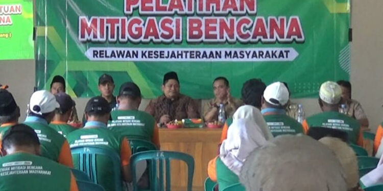 Ketua DPRD Demak Salurkan 150 Dump Truk Tanah untuk Tinggikan Jalan Terendam Banjir Rob