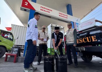 Pertamina & Hiswana Bantu 1.500 Liter BBM untuk Pompa Air Penyedot Banjir Rob Demak