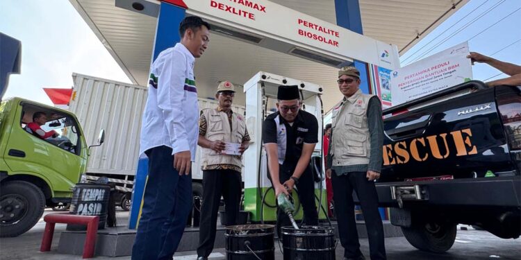 Pertamina & Hiswana Bantu 1.500 Liter BBM untuk Pompa Air Penyedot Banjir Rob Demak