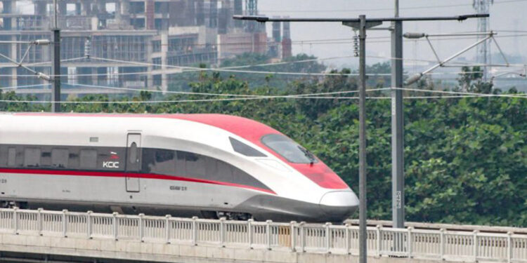 Kereta Cepat Whoosh Pecahkan Rekor: Angkut 25 Ribu Penumpang Sehari