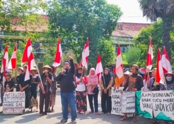 Warga Sukolilo Demo Tolak Tambang Kendeng di Polresta Pati