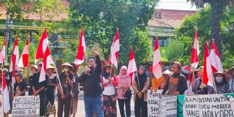 Warga Sukolilo Demo Tolak Tambang Kendeng di Polresta Pati