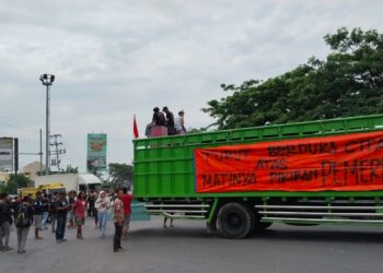 Ratusan Truk Blokir Jalan Pantura Pati, Protes UU ODOL