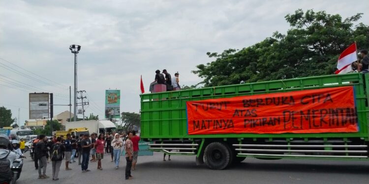 Ratusan Truk Blokir Jalan Pantura Pati, Protes UU ODOL
