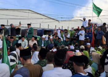 Puluhan Ribu Warga NU Demak Gelar Istighosah di Jalan Pantura yang Terendam Rob