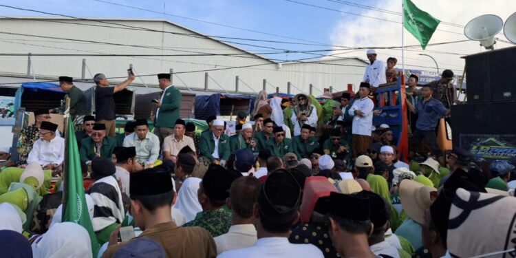 Puluhan Ribu Warga NU Demak Gelar Istighosah di Jalan Pantura yang Terendam Rob