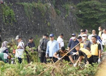 Ratusan Mahasiswa di Kudus Terjun ke Sungai Gelar Aksi Pungut Sampah