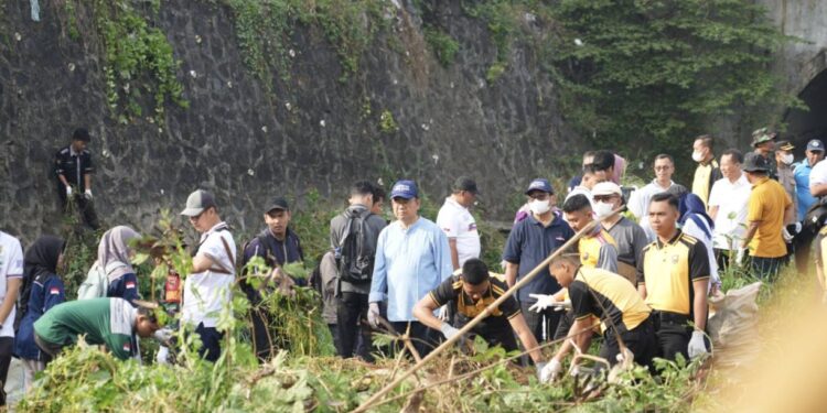 Ratusan Mahasiswa di Kudus Terjun ke Sungai Gelar Aksi Pungut Sampah