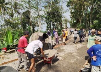 Jengah Jalan Rusak Bertahun-tahun, Warga 2 Desa di Gembong Swadaya Perbaiki Sendiri