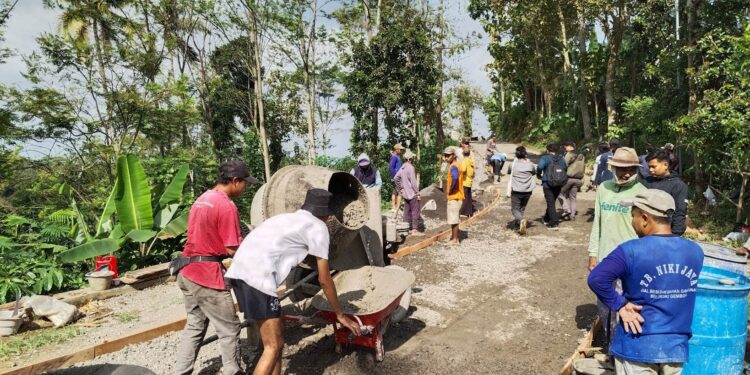 Jengah Jalan Rusak Bertahun-tahun, Warga 2 Desa di Gembong Swadaya Perbaiki Sendiri