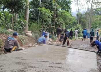 Warga Kumpulkan Rp60 Juta untuk Cor Jalan Rusak 180 Meter di Gembong