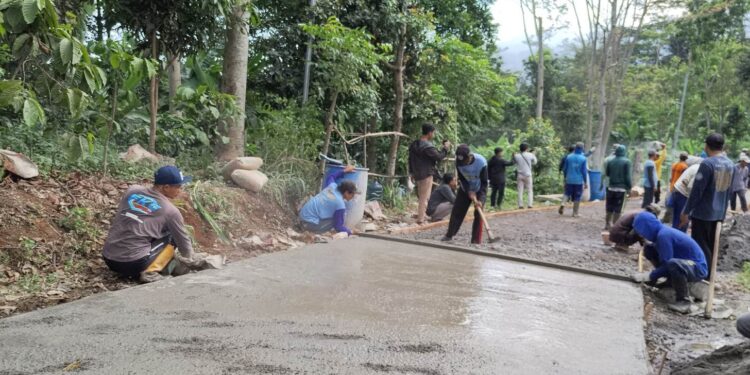 Warga Kumpulkan Rp60 Juta untuk Cor Jalan Rusak 180 Meter di Gembong