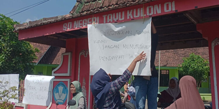 Wali Murid SDN Tayu Kulon 01 Pati Geruduk Sekolah, Tolak Regrouping
