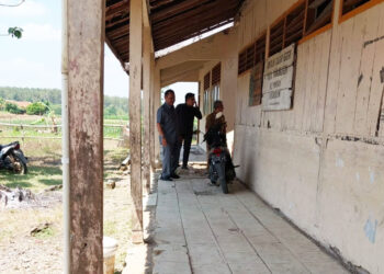 Komisi D DPRD Grobogan Tinjau SDN Kecil Karangasem yang Kondisinya Memprihatinkan