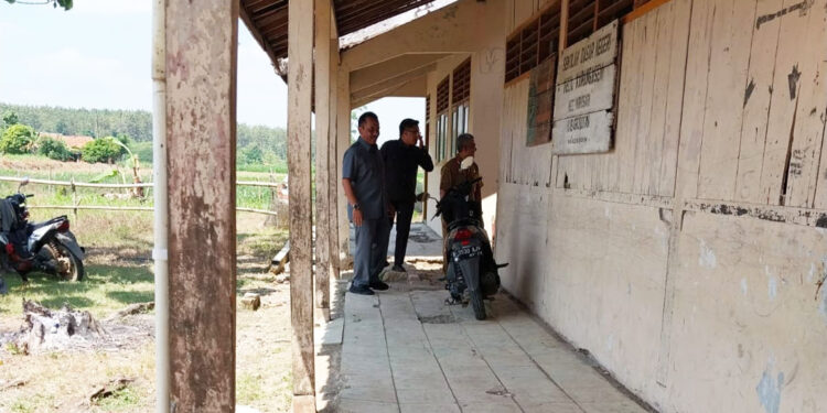 Komisi D DPRD Grobogan Tinjau SDN Kecil Karangasem yang Kondisinya Memprihatinkan