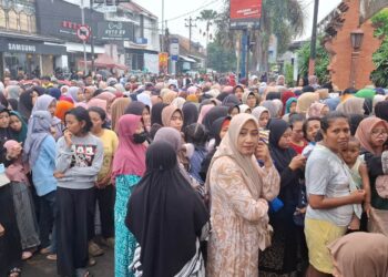 Puncak Buka Luwur Sunan Kudus, Ribuan Warga Berdesakan Antre Nasi Jangkrik