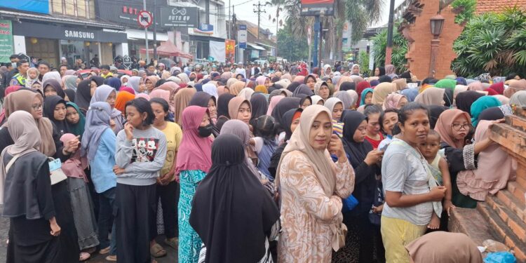Puncak Buka Luwur Sunan Kudus, Ribuan Warga Berdesakan Antre Nasi Jangkrik