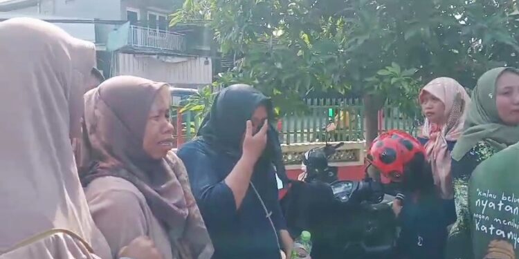 Wali Murid SDN Tayu Kulon 01 Menangis Usai Audiensi Regrouping dengan Disdikbud Pati