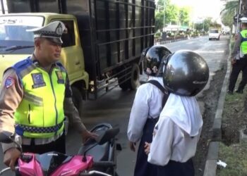 Takut Razia Polisi, Warga Nekat Putar Balik dan Lawan Arah di Simpang KONI Demak