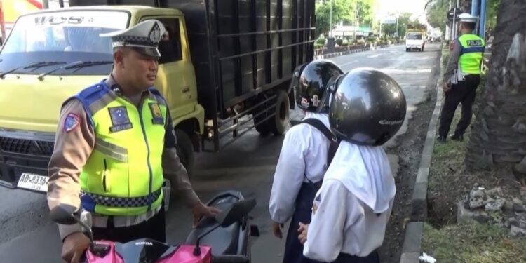 Takut Razia Polisi, Warga Nekat Putar Balik dan Lawan Arah di Simpang KONI Demak