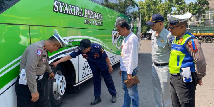 Minimalkan Kecelakaan, Petugas Gabungan Gelar Ramp Check Angkutan Umum di Pati