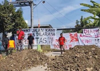 Geram Jalan Rusak, Ratusan Warga Tanjungrejo Pati Demo dan Blokade Akses Pabrik Beton