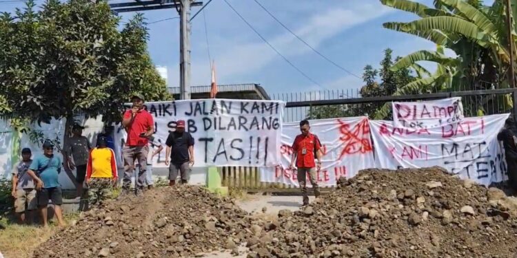Geram Jalan Rusak, Ratusan Warga Tanjungrejo Pati Demo dan Blokade Akses Pabrik Beton