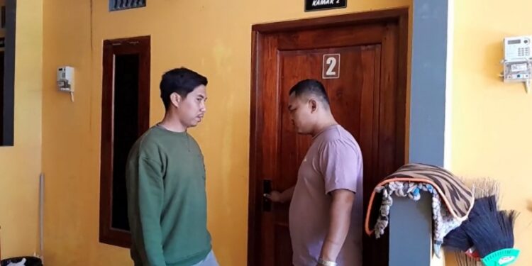 Suami di Demak Gerebek Istrinya yang Selingkuh dengan Kades di Kamar Kost
