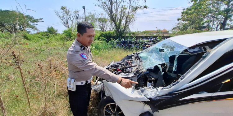 Hilang Kendali, Truk Sapu 2 Mobil dan 1 Motor di Jepara