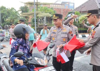 Sempat Dikira Razia Kendaraan, Polisi di Kudus Ternyata Bagikan Bendera Merah Putih Gratis
