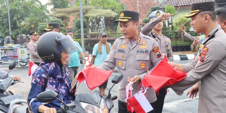 Sempat Dikira Razia Kendaraan, Polisi di Kudus Ternyata Bagikan Bendera Merah Putih Gratis
