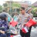 Sempat Dikira Razia Kendaraan, Polisi di Kudus Ternyata Bagikan Bendera Merah Putih Gratis