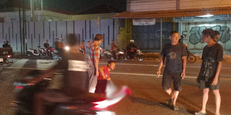 Pejalan Kaki Alami Luka Serius Usai Tertabrak Pemotor Saat Menyebrang Jalan di Kudus