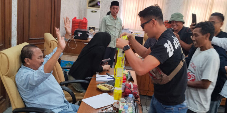 Warga Pati Beri Obat Masuk Angin pada Anggota Pansus Pemakzulan Sudewo dari Gerindra
