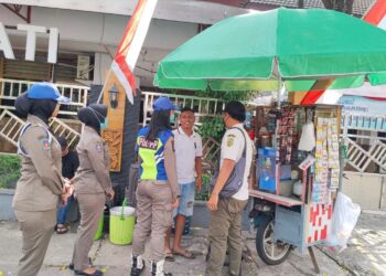 Satpol PP Tertibkan PKL di Area Alun-Alun Pati