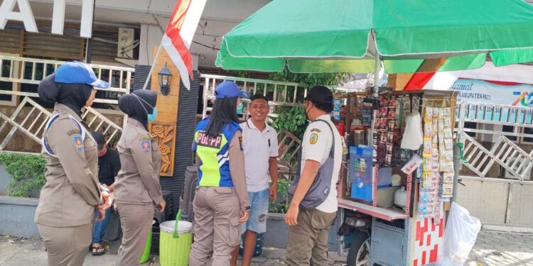 Satpol PP Tertibkan PKL di Area Alun-Alun Pati