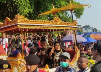 Bupati Sudewo dan Riyoso Disoraki Warga saat Kirab Boyongan Hari Jadi Pati