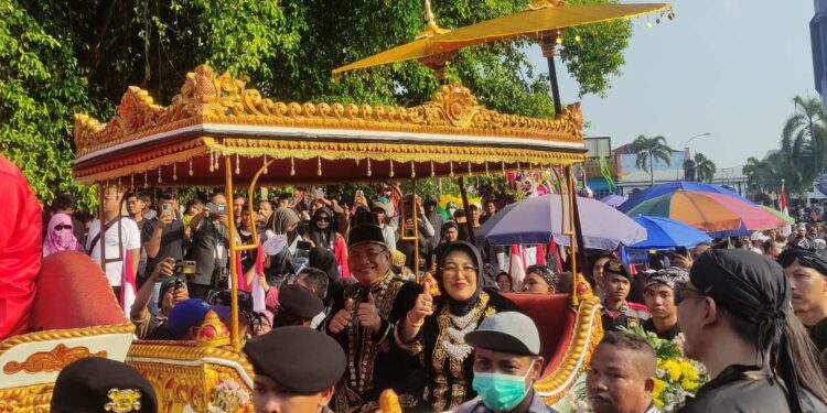 Bupati Sudewo dan Riyoso Disoraki Warga saat Kirab Boyongan Hari Jadi Pati