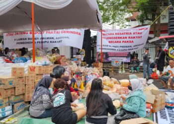 Posko Donasi Disulap Seperti Hajatan, Emak-Emak Bungkusin Jajanan untuk Demo 13 Agustus