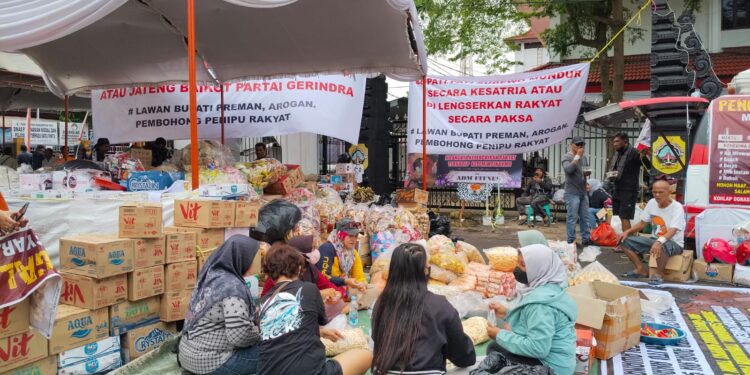 Posko Donasi Disulap Seperti Hajatan, Emak-Emak Bungkusin Jajanan untuk Demo 13 Agustus