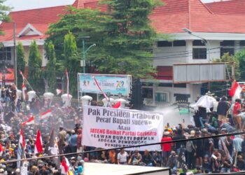 Demo 13 Agustus di Pati Ricuh, Massa Ditembak Gas Air Mata
